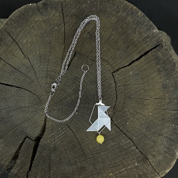 Collier ras de cou en acier inoxydable argent, papier calque vernis et perle en topaze.