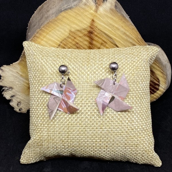 Boucles d'oreilles avec clous en acier inoxydable et moulins à vent en papier origami vernis marron.