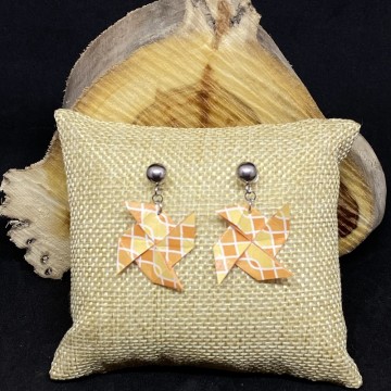 Boucles d'oreilles avec clous en acier inoxydable et moulins à vent en papier origami vernis orange.