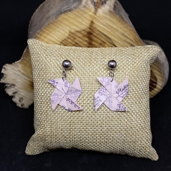 Boucles d'oreilles avec clous en acier inoxydable et moulins à vent en papier origami vernis rose.