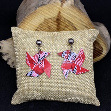 Boucles d'oreilles artisanales avec clous en acier inoxydable et moulins à vent en papier origami vernis rouge.