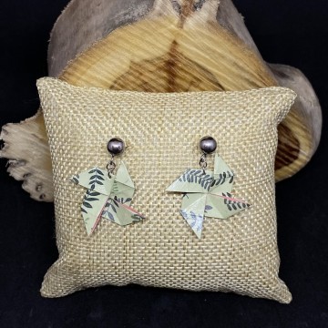 Boucles d'oreilles artisanales avec clous en acier inoxydable et moulins à vent en papier origami vernis vert.