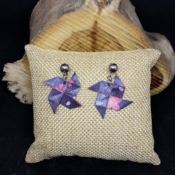 Boucles d'oreilles artisanales avec clous en acier inoxydable et moulins à vent en papier origami vernis violet.