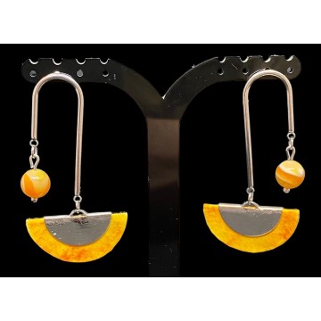 Boucles d'oreilles artisanales avec clous en acier inoxydable, demi-lunes en papier vernis orange et perles en cornaline.