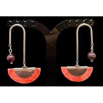 Boucles d'oreilles artisanales avec clous en acier inoxydable argent, demi-lunes en papier vernis rouge et perles en grenat.