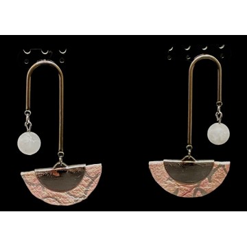 Boucles d'oreilles artisanales avec clous en acier inoxydable argent, demi-lunes en papier vernis rose et perles en quartz rose.