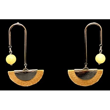 Boucles d'oreilles artisanales avec clous en acier inoxydable argent, demi-lunes en papier vernis jaune or et perles en topaze.